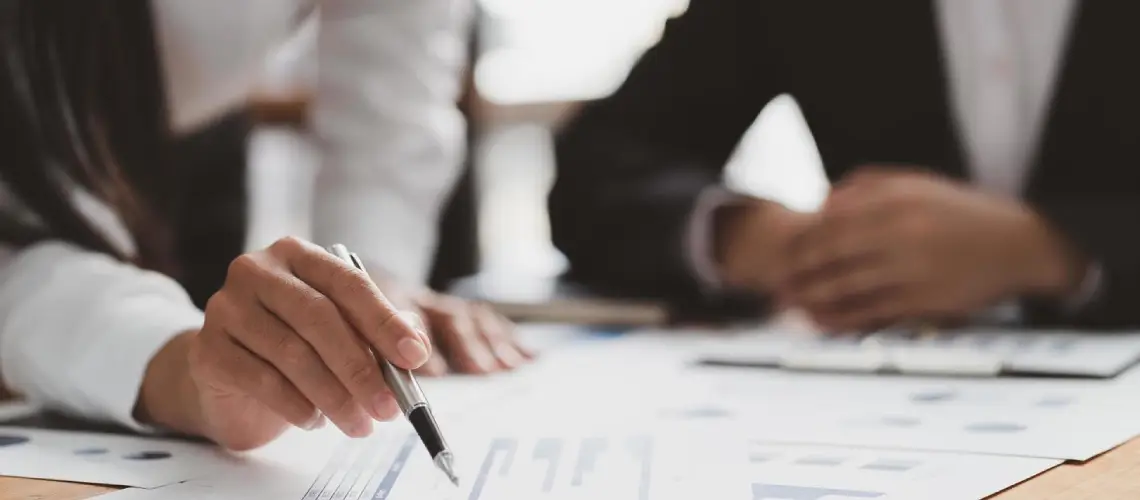 Expert conducting Vals SA property valuation for buyers